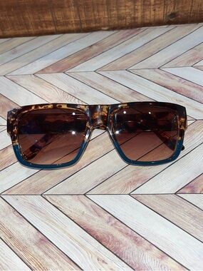 Champion Tortoiseshell  Sunglasses with Brown Gradient Lenses CU5133